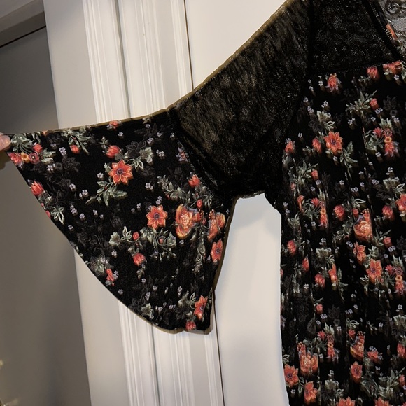 Floral top with lace detail and 3/4 bell sleeves torrid size 4 - Picture 3 of 4